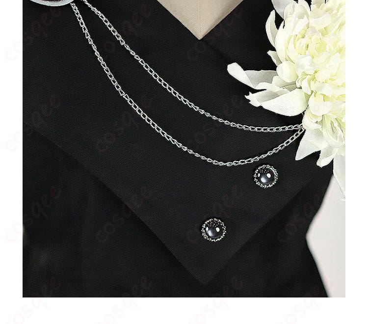 衣装の衣領部分の装飾。繊細な刺繍とディテールが精密に再現されたコスプレ衣装。