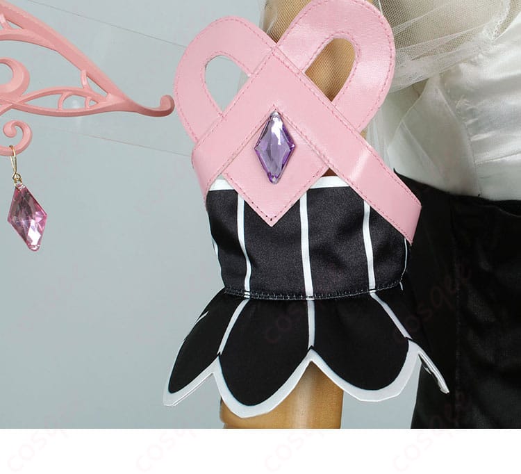 hololive 古石ビジュー コスプレ衣装 肩と袖の装飾ディテール。美しく立体的な造形が華やかさを演出。