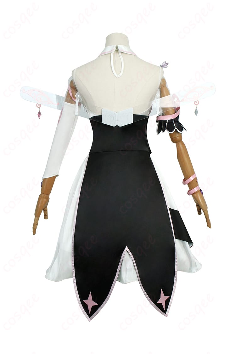 hololive 古石ビジュー コスプレ衣装 背面全体図。羽の装飾が際立つ後ろ姿。