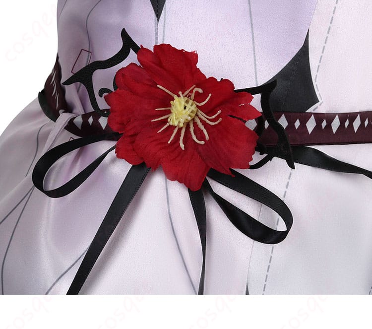 アイリス衣装の腰に施された花飾り。可愛さと豪華さを兼ね備えたデザイン。