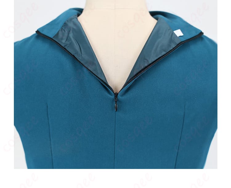 青い衣装の背面のディテール。着用感とデザインが良く分かります。