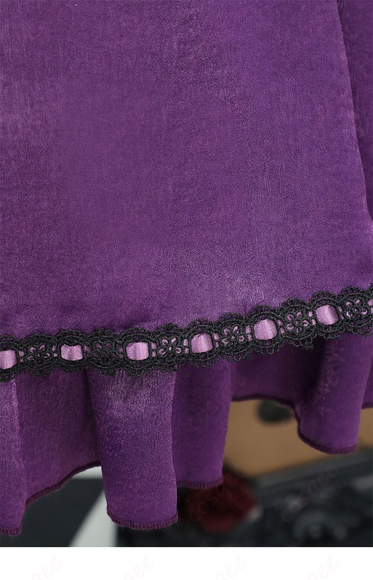 ロリータドレスの下裾装飾のアップ。フリルとリボンのデザインが引き立ちます。