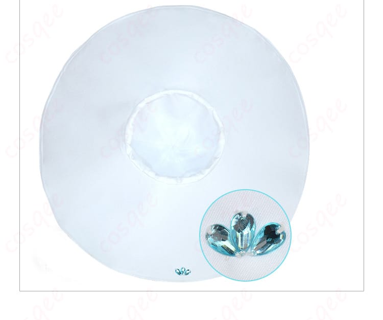 リーリエのコスプレ衣装の帽子にある水晶装飾のアップ画像。華やかなデザインが特徴。