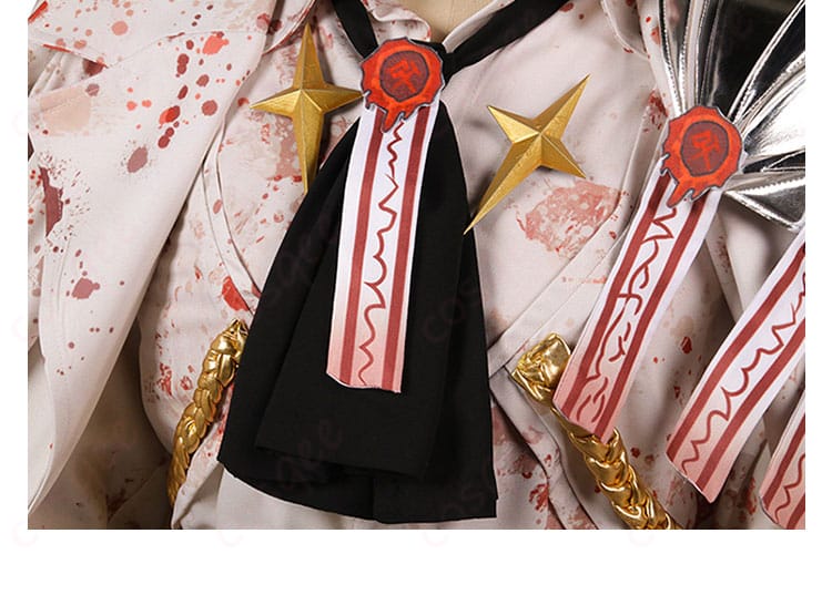 シンクレアの胸元と襟の装飾。リアルなデザインでキャラクターの特徴を完全再現。細部にこだわったコスプレ衣装。