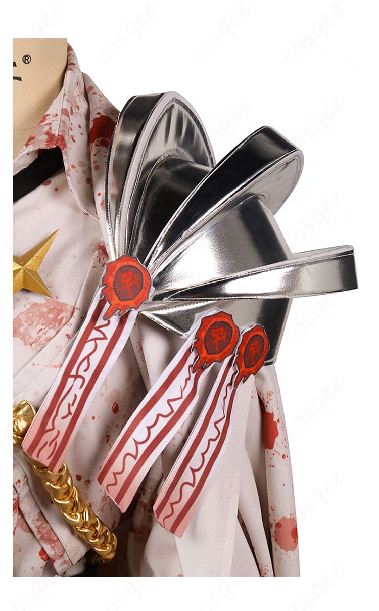 シンクレアの肩部装飾のアップ。精緻な刺繍と金属のディテールが魅力的。コスプレ衣装のクオリティを感じさせます。