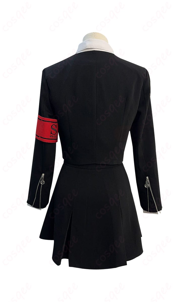 アイギス コスプレ衣装 背面の画像。コートとスカートのリアルな再現が特徴。