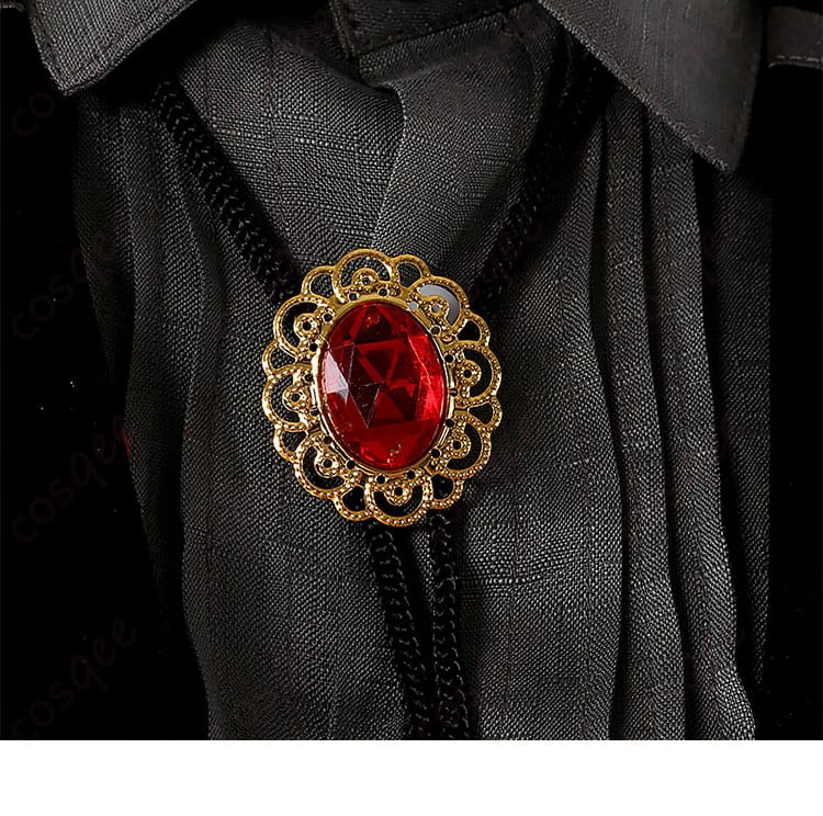 コスプレ衣装の紅宝石装飾のアップ画像。目を引く美しいデザイン。