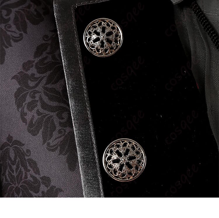 コスプレ衣装の衣領部分、ボタンの細部。着用時のディテールを忠実に再現。