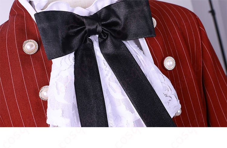 黒執事 シエル・ファントムハイヴ コスプレ衣装の領口装飾。繊細な刺繍が特徴の衣装ディテール。