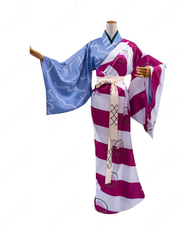 犬夜叉 神楽 コスプレ衣装 側面画像。衣服の細部と形が際立つ角度から撮影された画像。キャラクターの再現度が高いです。