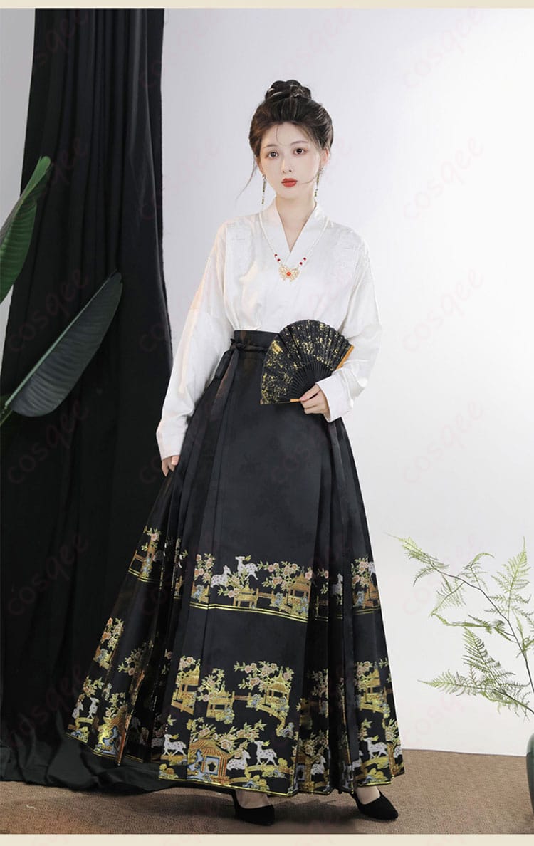 中華風コスプレ衣装を着た人物の正面画像。高い再現度と快適な着心地が特徴。