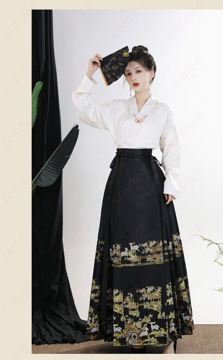 扇子を持ったキャラクターが中華風コスプレ衣装を着用した画像。華やかなディテールを強調。