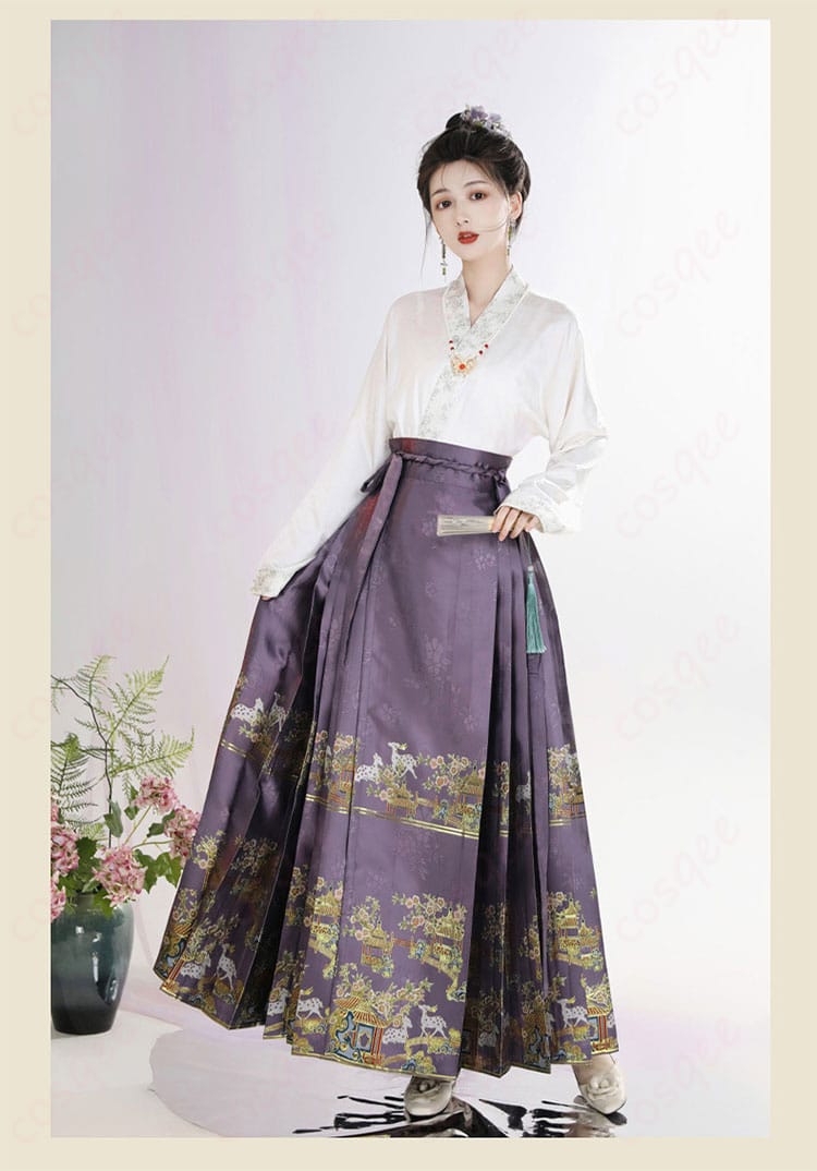 中華風コスプレ衣装を着た人物が立っているポーズ。衣装の美しさを強調。