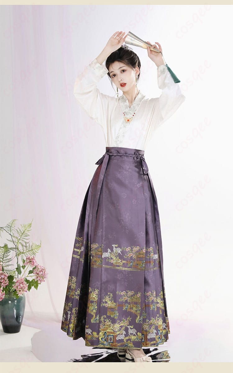 中華風コスプレ衣装を着て、ポーズを取っている人物。衣装の柔軟な動きを表現。