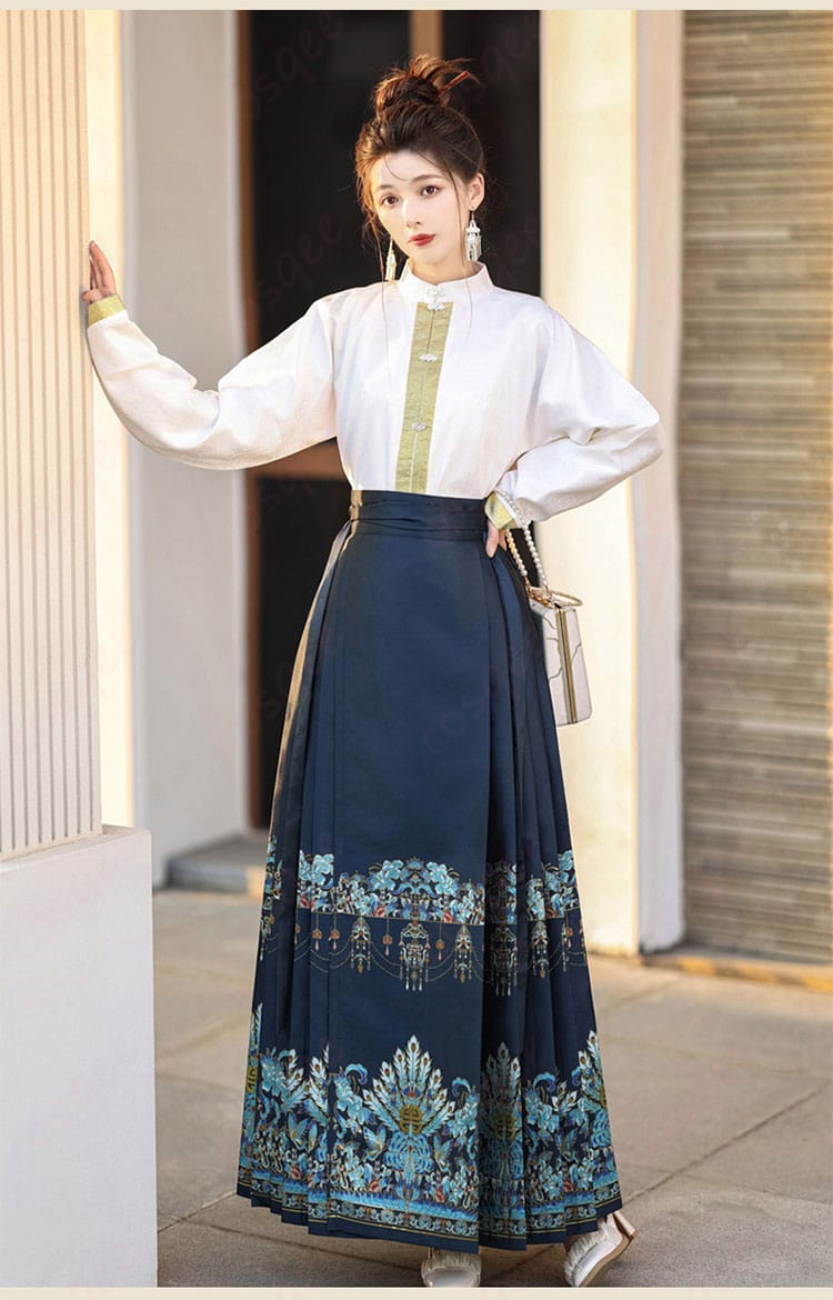 コスプレ衣装を着た正面の姿