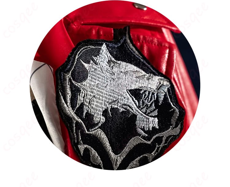 レッドフード コスプレ衣装 肩のデザインディテール 目を引く肩部の装飾とアイコンが特徴的。