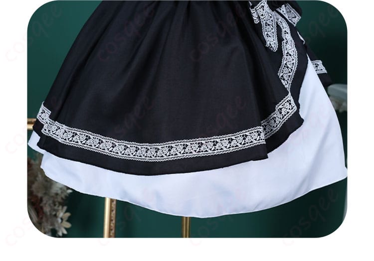 小鳥遊六花のゴシック服コスプレ衣装の衣裳の裾の花柄装飾画像。繊細な花柄デザインが美しく再現されています。