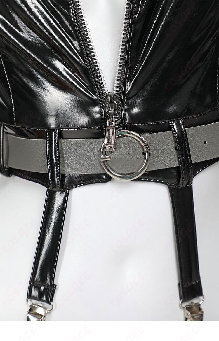 ベルトとジッパーのディテール。リアルなコスプレ衣装の細部まで再現。