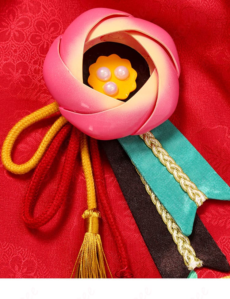 姫宮桃李 コスプレ衣装 胸口のアクセサリーのディテール。鮮やかな装飾が目を引く。