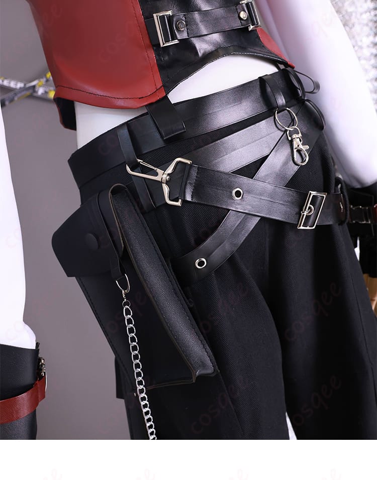 戦闘服の腰部および衣裤の装飾部分の詳細。機能的でありながら美しいデザインが特徴。