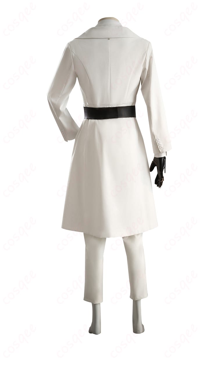 セイヤのコスプレ衣装の背面。肩鎧やマントのディテールがよく見える。