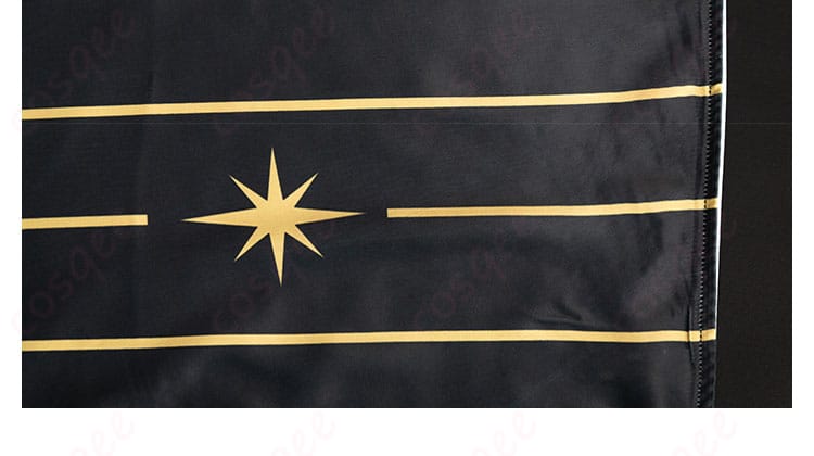 衣襟部分の装飾ディテール。精密なデザインが際立つ。