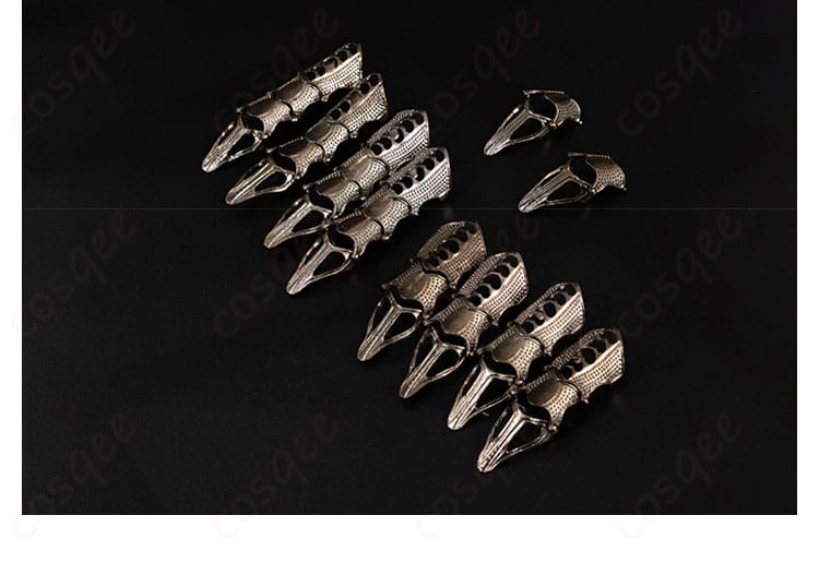 セイヤのコスプレ衣装に付属する首飾りやアクセサリーの詳細画像。