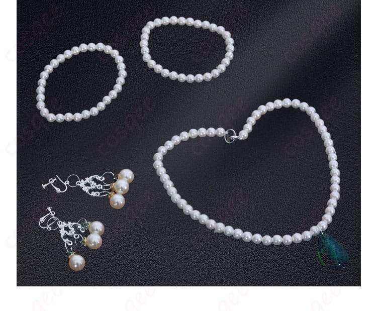 コスプレ衣装に使用される美しい首飾りとその他の配飾ディテール。