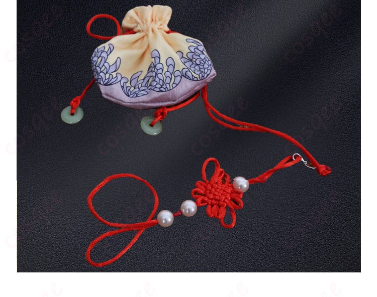 コスプレ衣装に付属する香り袋のディテール。個性的で魅力的なアクセサリー。