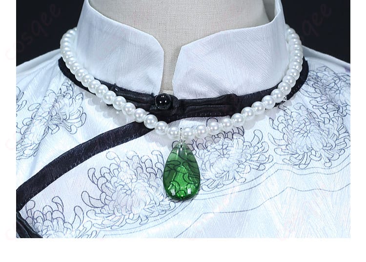 衣領部分に合わせた項鍊のディテール。エレガントで優雅。