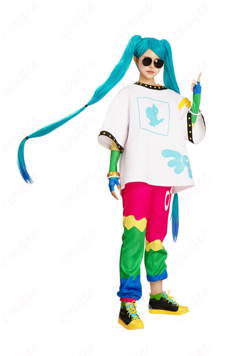 ペラップ コスプレ衣装を着た人物の側面画像。衣装の美しいラインと細部の仕上がりが映し出されています。