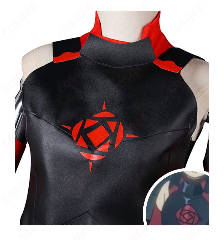 メイプルのコスプレ衣装、胸部の刺繍や装飾の細部。キャラクターの特徴がしっかりと表現されています。