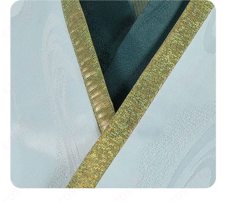 コスプレ衣装の領口部分の詳細画像。細かい刺繍と装飾が見られます。