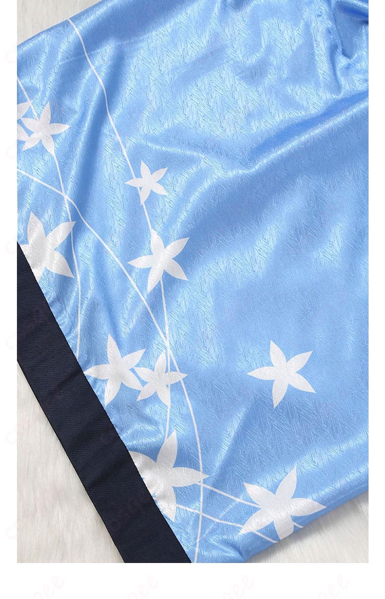 左側の袖装飾の細部。衣装の個性的なアクセントです。