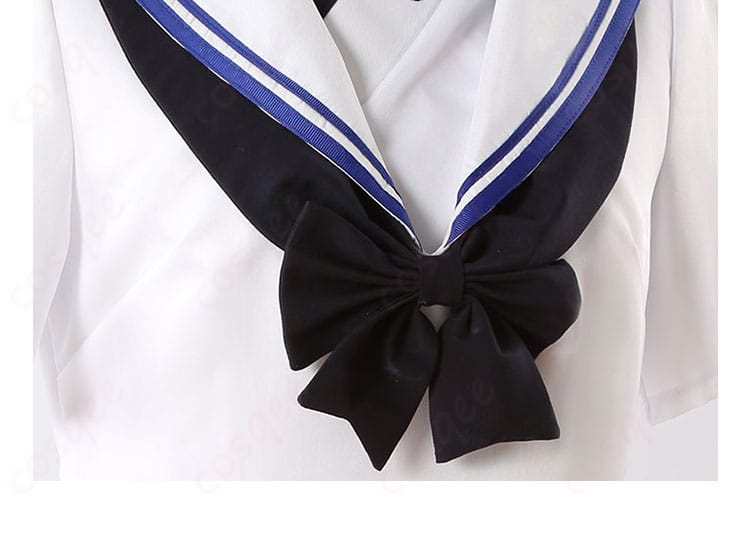 衣装の襟元に施された蝶の装飾。特別なアクセントとして目を引きます。