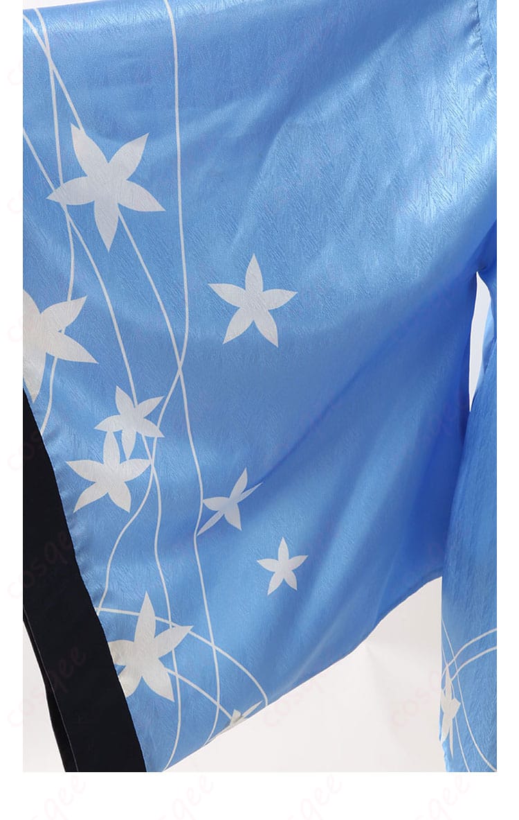 右側の衣袖装飾の詳細。細部まで再現されたディテールが光ります。