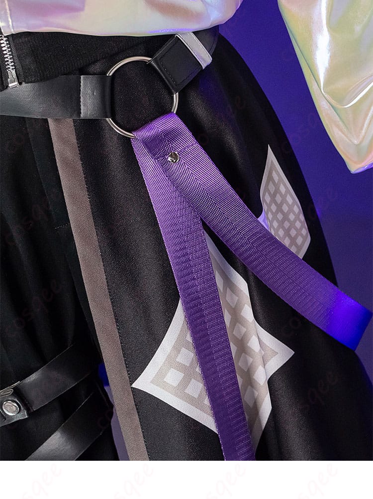 左側のズボン装飾部分のディテール。細部までこだわりを感じさせる。