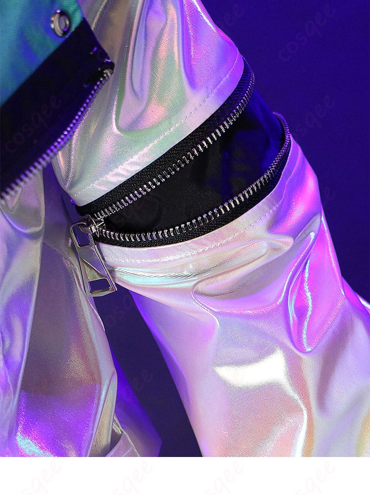 衣装外套の袖部分のディテール、サイバーパンクデザインが光る。