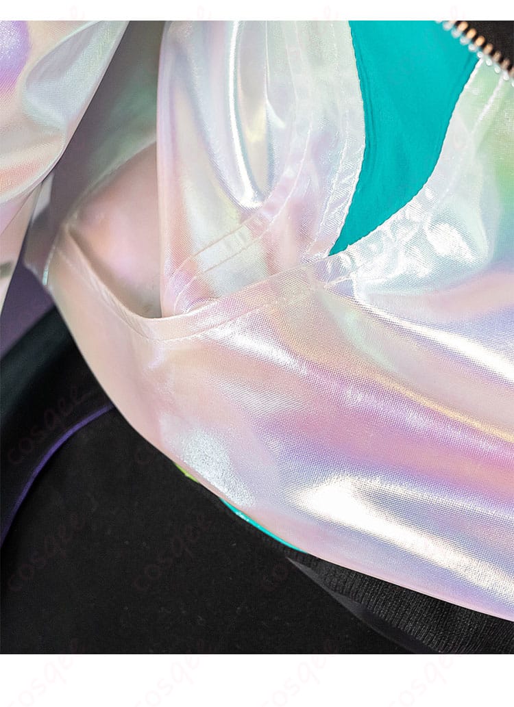 衣装の外套ポケット部分の細かいデザインをクローズアップ。