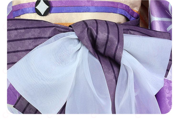 腰封に施された蝶の装飾。華やかなディテールが特徴。