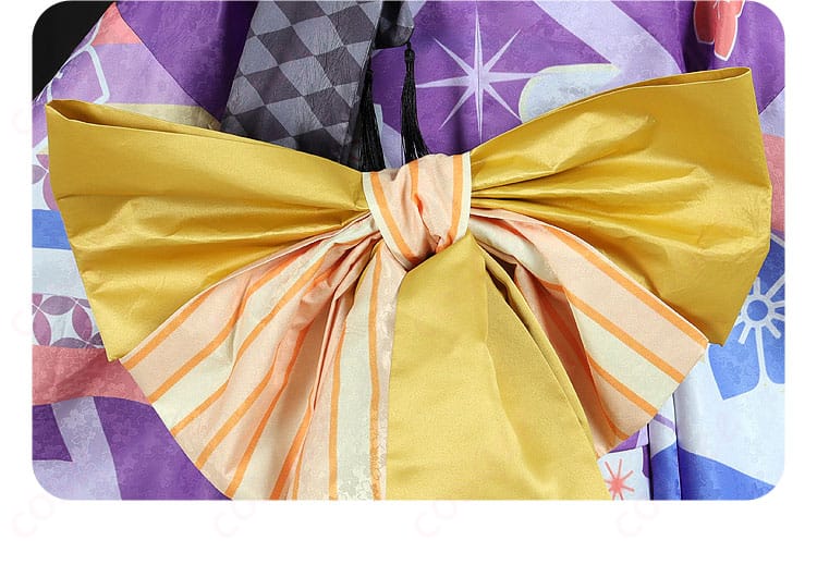 背面の蝶の装飾細部。美しいデザインが際立つポイント。