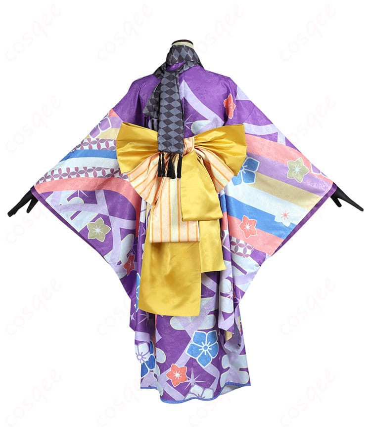 背面から見た暁美ほむらのコスプレ衣装。バックの美しい仕上げに注目。