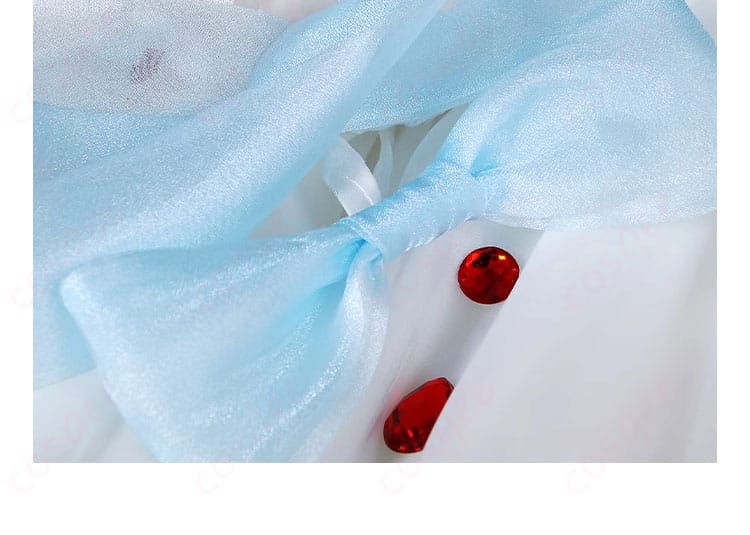 衣装の腰部に施された蝶結びと宝石のデザイン、華やかな印象。