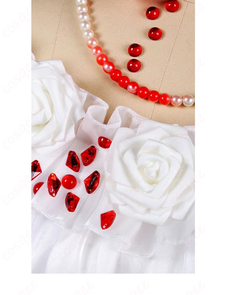 衣装の襟元の美しい装飾、豪華なデザインが特徴。