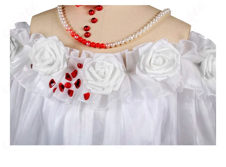 衣装の胸元の装飾、エレガントなデザインが際立つ。