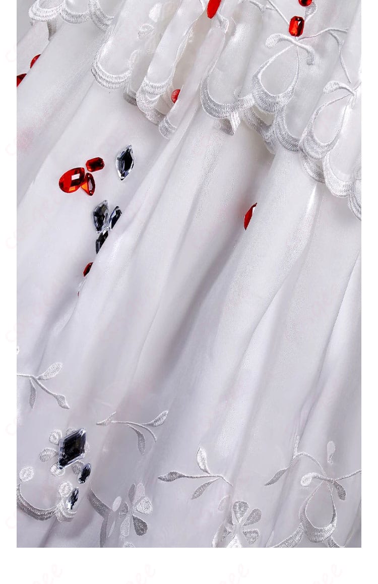 スカート裾の美しい装飾、優雅な印象を与える。