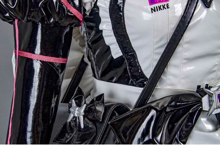 ココアのメイド服のウエスト装飾の細部画像。美しいアクセサリーが全体の印象を引き締めます。