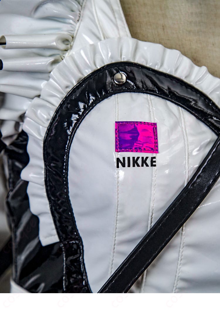 ココアのコスプレ衣装の胸元に施されたNIKKEの装飾ディテール。ロゴ刺繍が目を引きます。