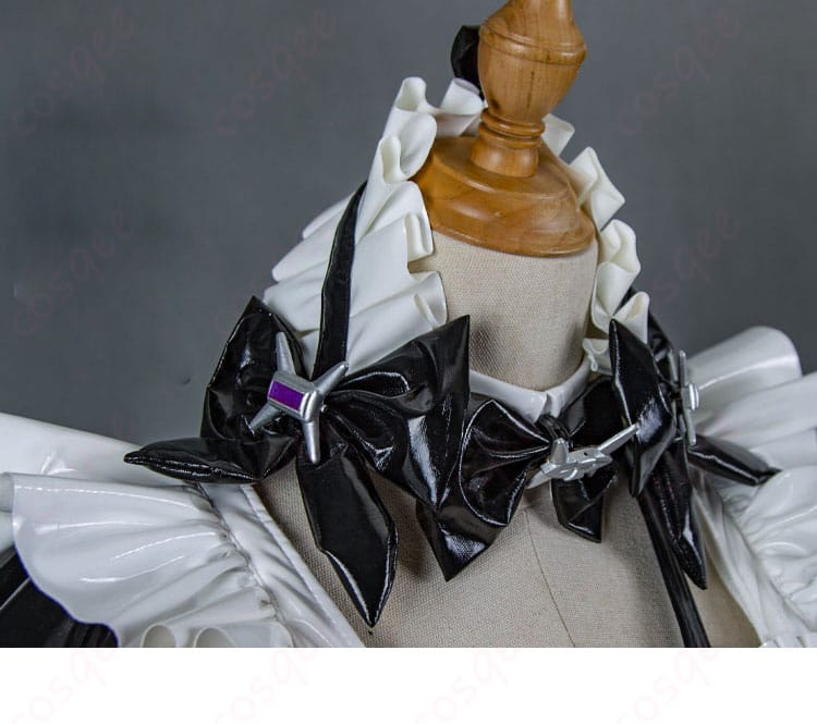 ココアのコスプレ衣装の首元装飾の詳細。リボンやアクセサリーの美しいデザイン。