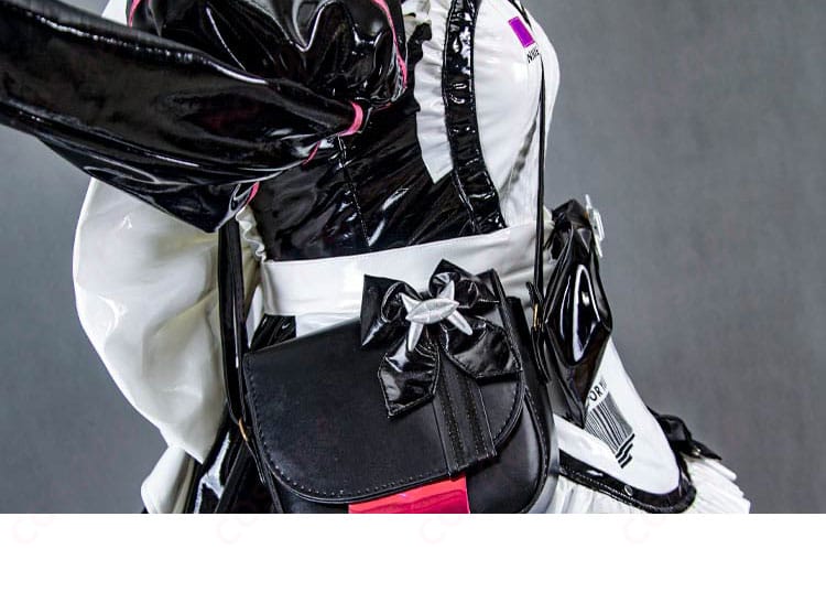 ココアのメイド服の側面にある装飾の詳細画像。精緻なデザインが際立っています。